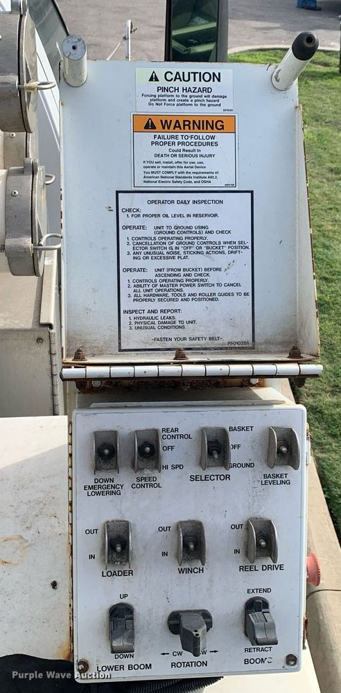 image for item DP8789 2008 GMC 7500 bucket truck