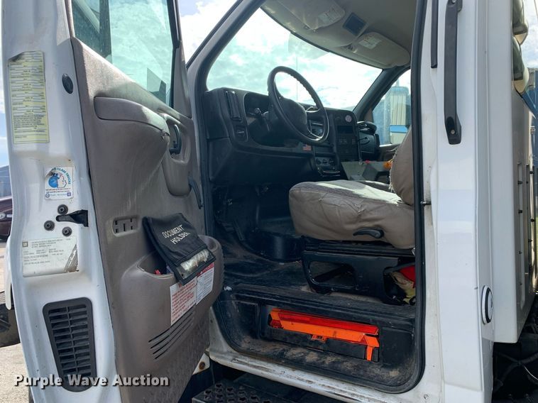 image for item DP8789 2008 GMC 7500 bucket truck