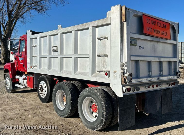 image for item DQ1086 2006 Mack CHN613 dump truck