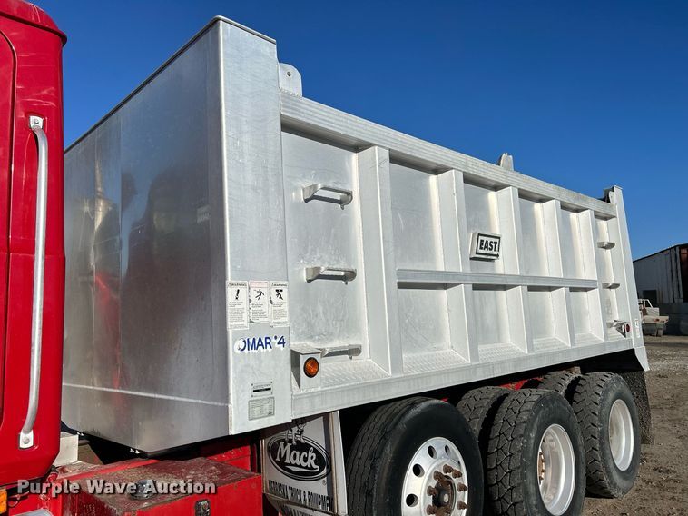 image for item DQ1086 2006 Mack CHN613 dump truck