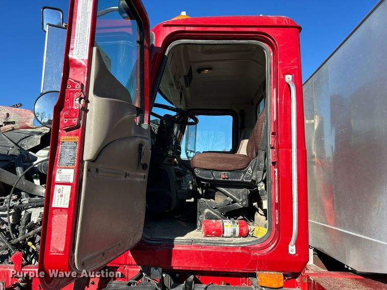 image for item DQ1086 2006 Mack CHN613 dump truck