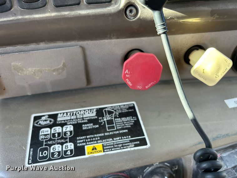 image for item DQ1086 2006 Mack CHN613 dump truck