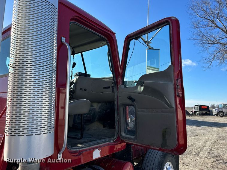 image for item DQ1086 2006 Mack CHN613 dump truck