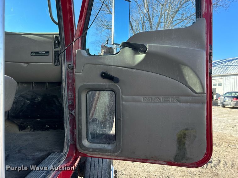 image for item DQ1086 2006 Mack CHN613 dump truck