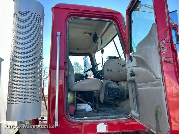 image for item DQ1086 2006 Mack CHN613 dump truck