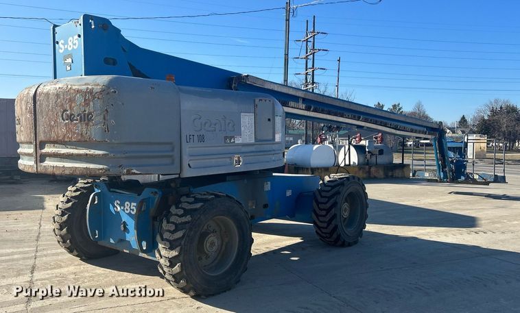 image for item DS0807 2007 Genie S-85 boom lift
