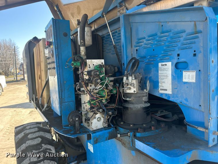 image for item DS0807 2007 Genie S-85 boom lift