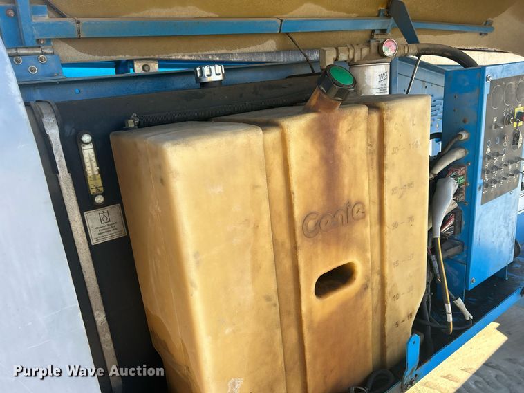 image for item DS0807 2007 Genie S-85 boom lift