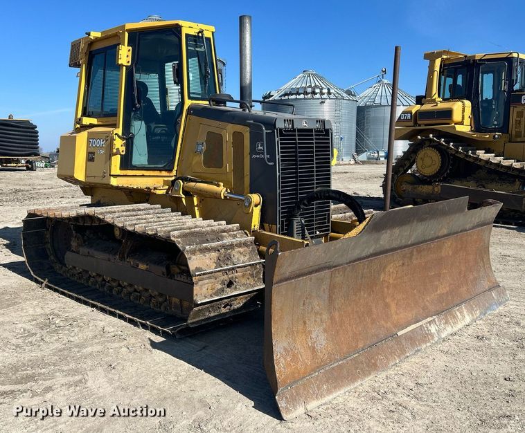 image for item DS0809 2002 John Deere 700H dozer