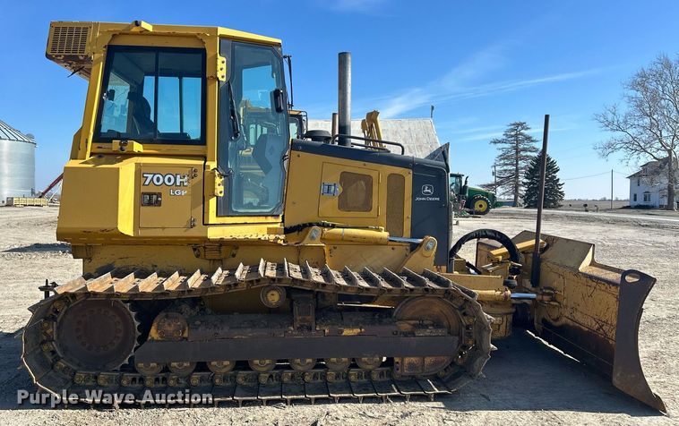 image for item DS0809 2002 John Deere 700H dozer