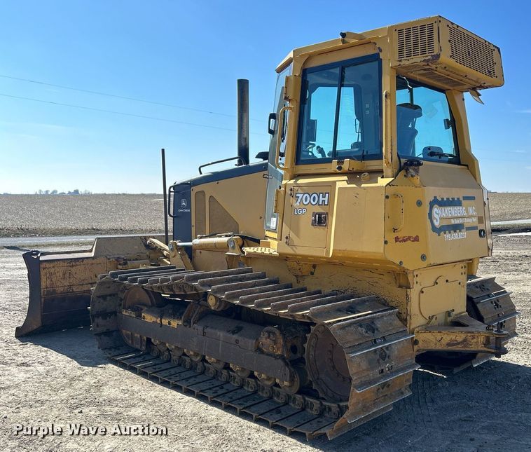 image for item DS0809 2002 John Deere 700H dozer