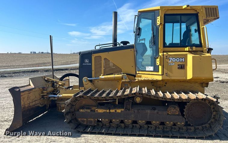 image for item DS0809 2002 John Deere 700H dozer