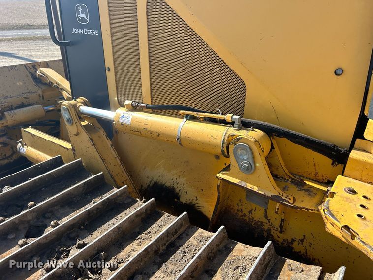 image for item DS0809 2002 John Deere 700H dozer