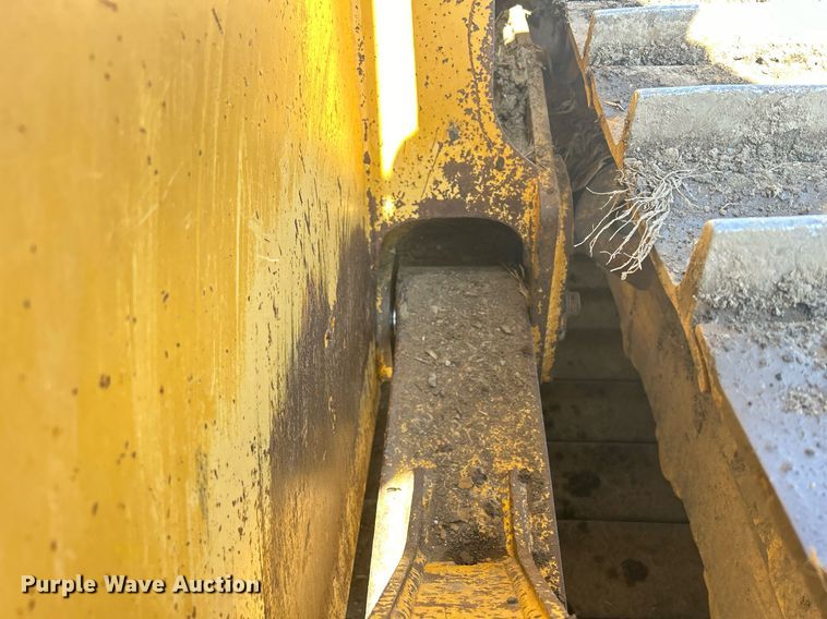 image for item DS0809 2002 John Deere 700H dozer