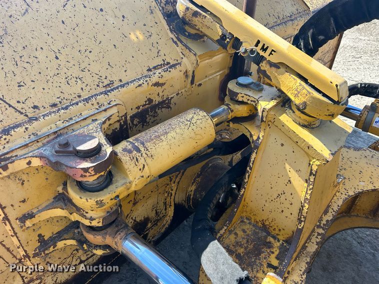 image for item DS0809 2002 John Deere 700H dozer