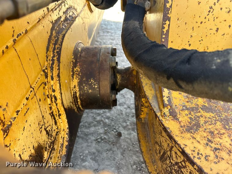 image for item DS0809 2002 John Deere 700H dozer