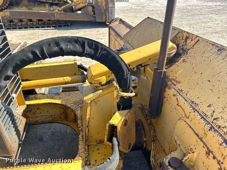 image for item DS0809 2002 John Deere 700H dozer