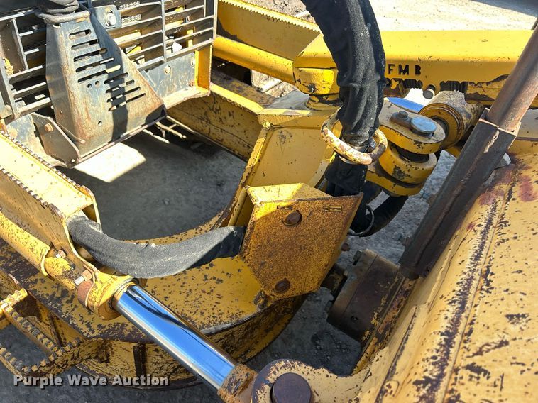 image for item DS0809 2002 John Deere 700H dozer