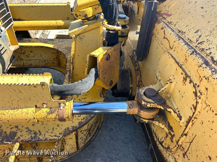 image for item DS0809 2002 John Deere 700H dozer