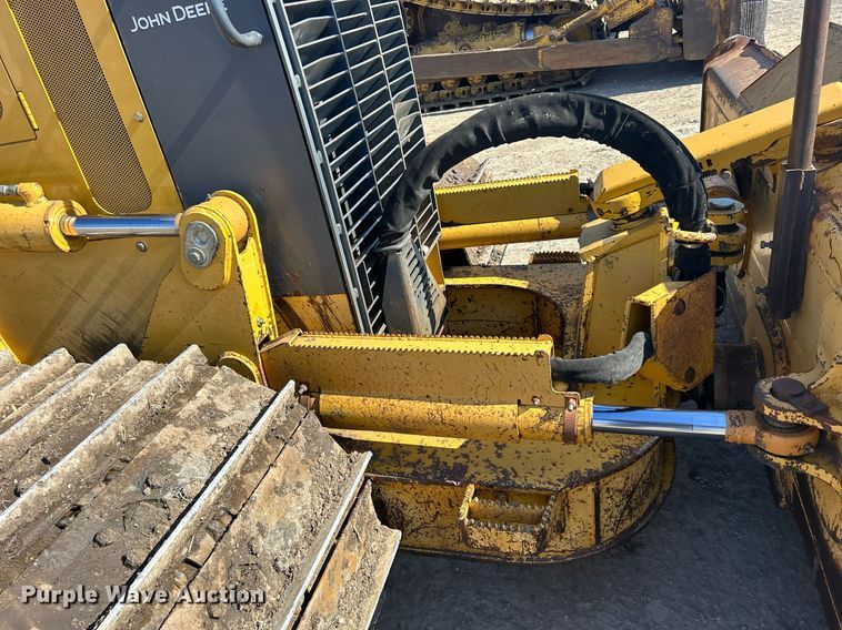 image for item DS0809 2002 John Deere 700H dozer