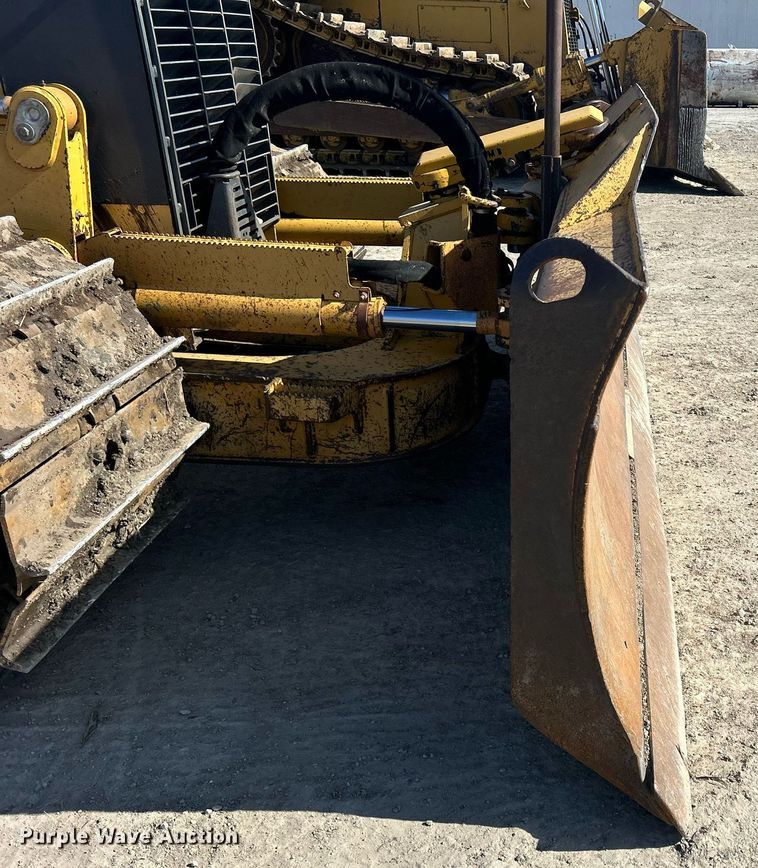 image for item DS0809 2002 John Deere 700H dozer