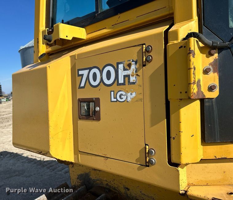 image for item DS0809 2002 John Deere 700H dozer