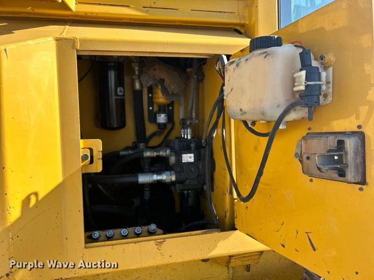image for item DS0809 2002 John Deere 700H dozer