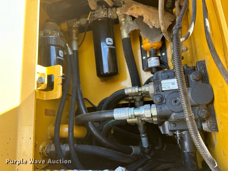 image for item DS0809 2002 John Deere 700H dozer