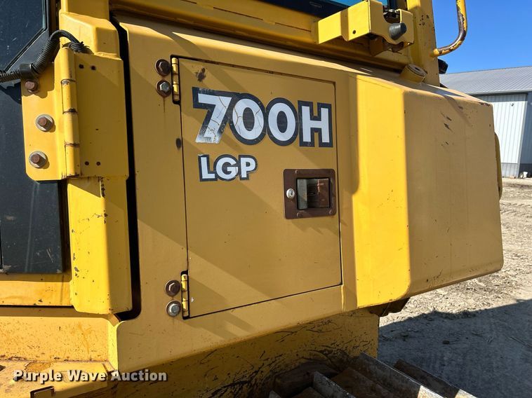 image for item DS0809 2002 John Deere 700H dozer