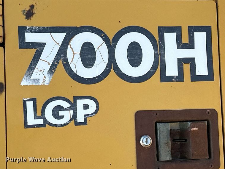 image for item DS0809 2002 John Deere 700H dozer