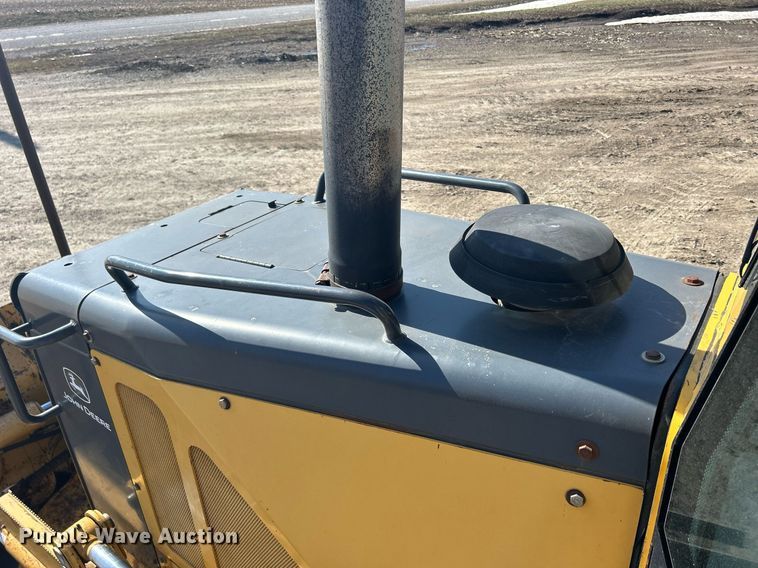 image for item DS0809 2002 John Deere 700H dozer