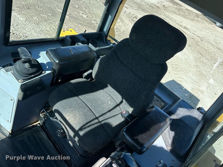 image for item DS0809 2002 John Deere 700H dozer