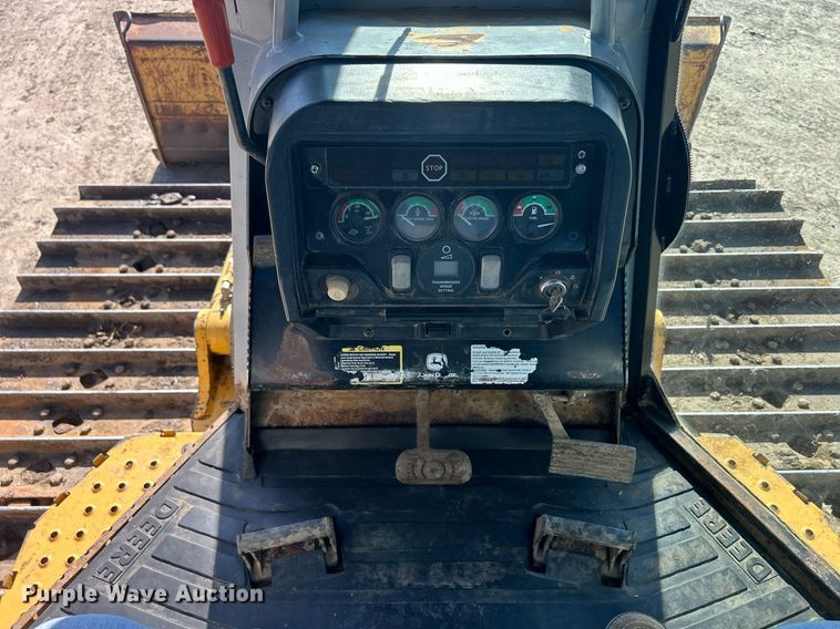 image for item DS0809 2002 John Deere 700H dozer