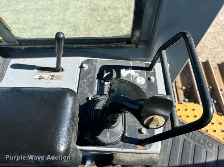 image for item DS0809 2002 John Deere 700H dozer