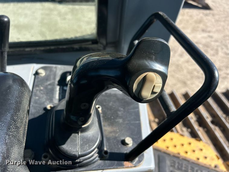 image for item DS0809 2002 John Deere 700H dozer