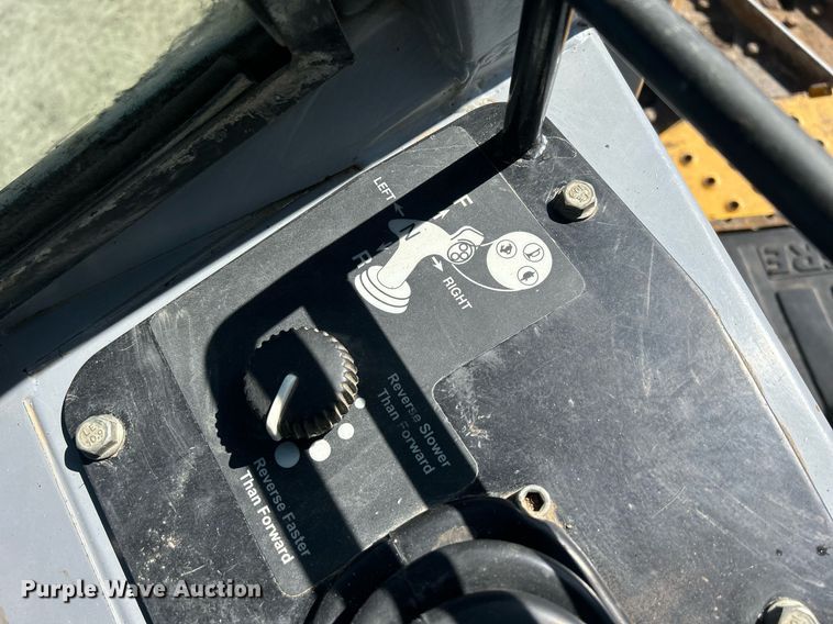 image for item DS0809 2002 John Deere 700H dozer