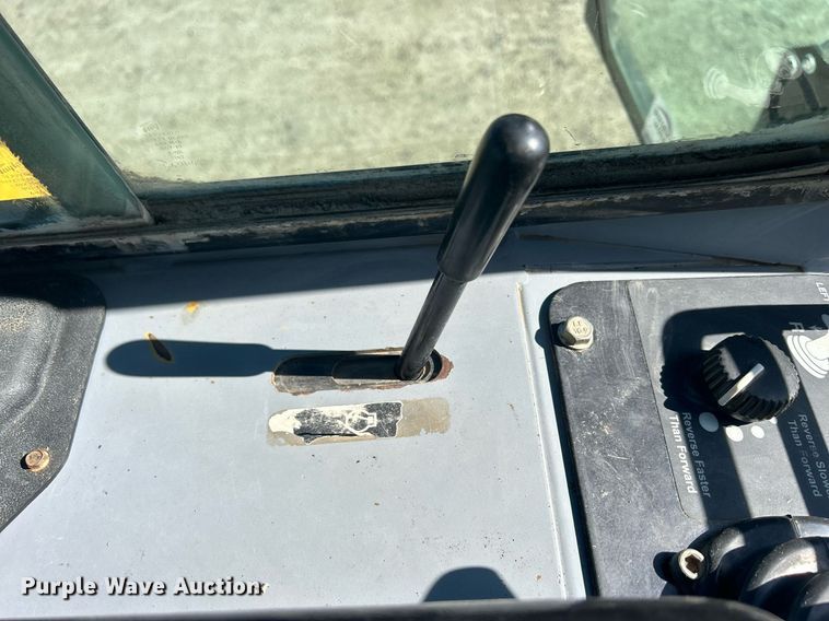 image for item DS0809 2002 John Deere 700H dozer