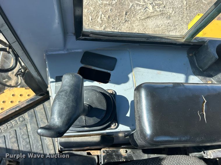 image for item DS0809 2002 John Deere 700H dozer