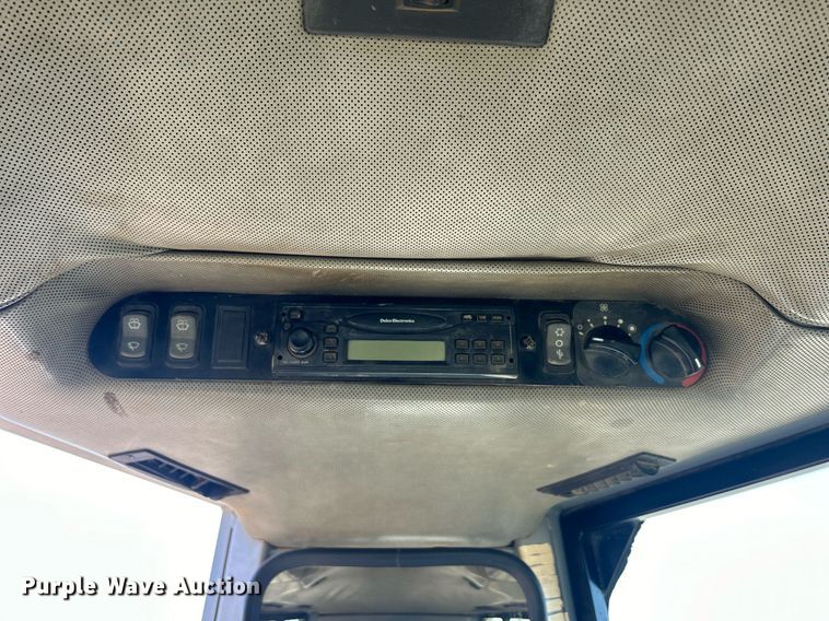 image for item DS0809 2002 John Deere 700H dozer