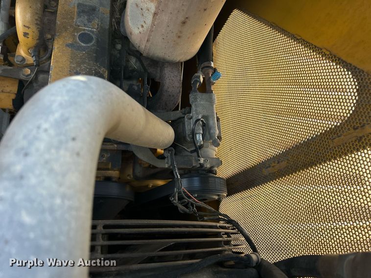 image for item DS0809 2002 John Deere 700H dozer