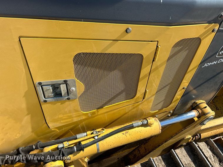 image for item DS0809 2002 John Deere 700H dozer