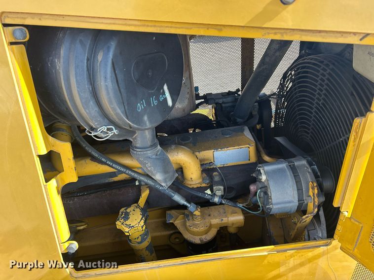 image for item DS0809 2002 John Deere 700H dozer