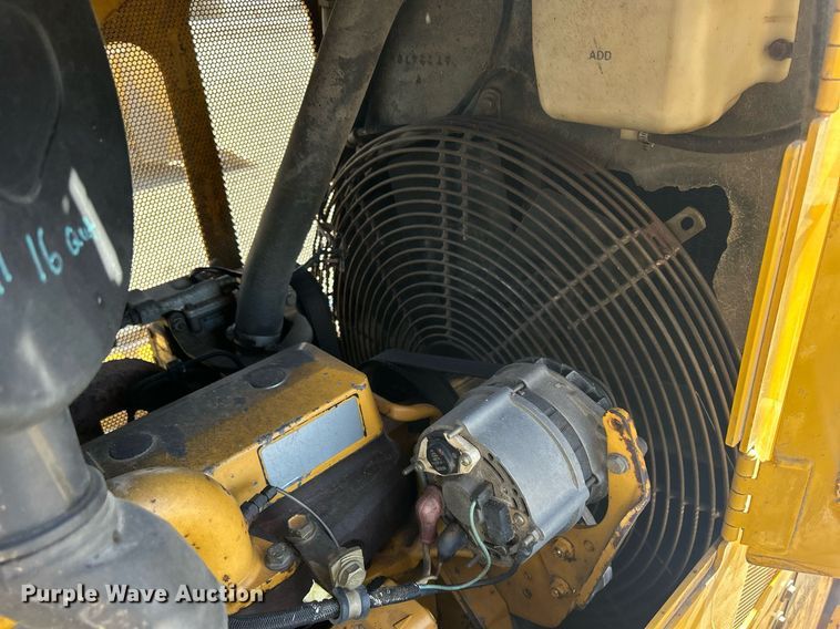 image for item DS0809 2002 John Deere 700H dozer