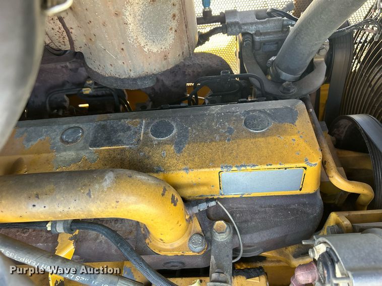 image for item DS0809 2002 John Deere 700H dozer