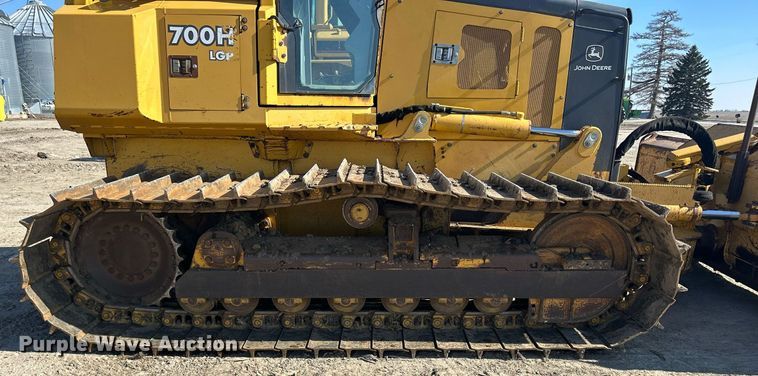 image for item DS0809 2002 John Deere 700H dozer