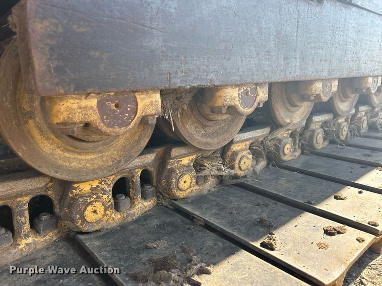 image for item DS0809 2002 John Deere 700H dozer