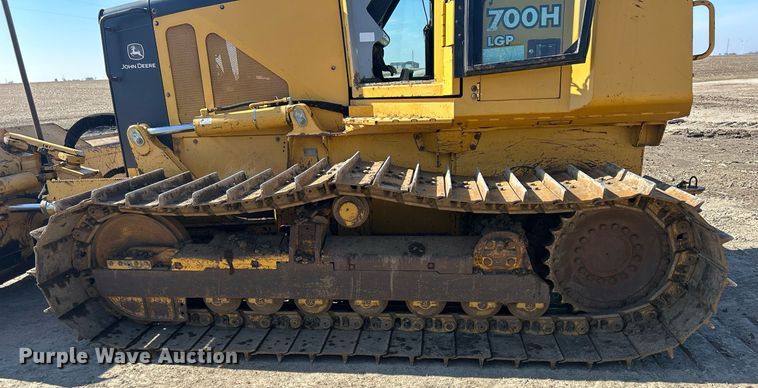 image for item DS0809 2002 John Deere 700H dozer