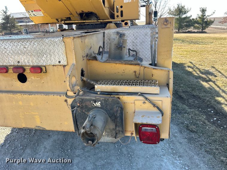 image for item DS0815 1988 Grove  4425G crane