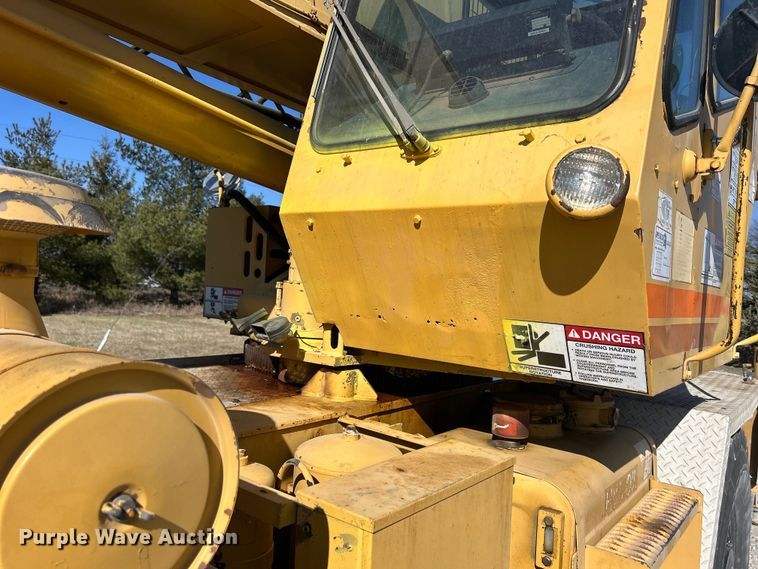 image for item DS0815 1988 Grove  4425G crane