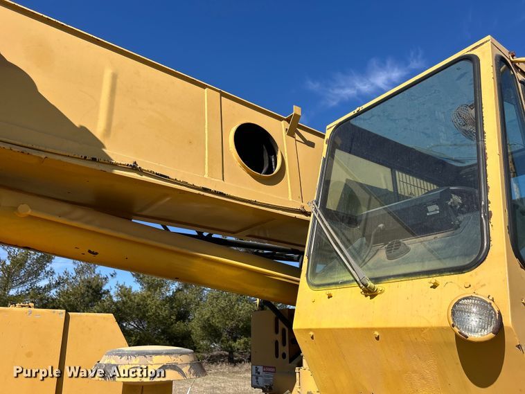 image for item DS0815 1988 Grove  4425G crane